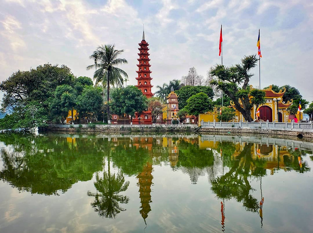 Tran Quoc Pagoda is situated by West Lake and Truc Bach Lake